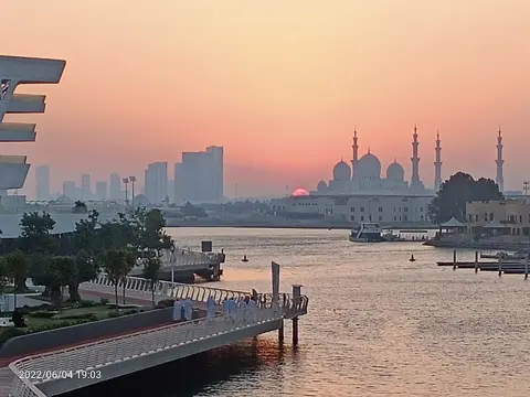 القنا — القنا میں پانی کے کنارے کا منظر۔