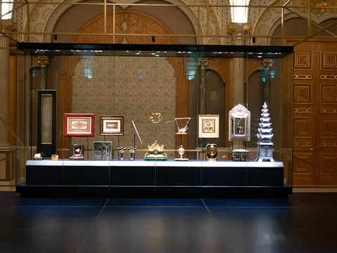 Display cabinets reveal the palace’s exhibition spaces.