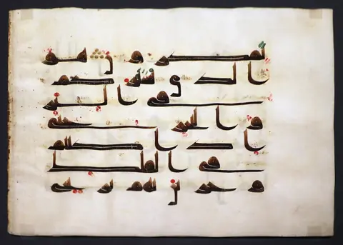 زاید قومی عجائب گھر — عجائب گھر میں قرآن کے قدیم مخطوطے کے اوراق کی تصویر؛ نمائش بدل سکتی ہے۔