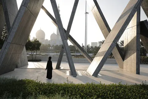 واحة الکرامہ — پانی کے پار شیخ زاید جامع مسجد پس منظر بناتی ہے۔