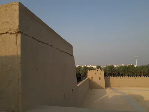 قلعے کی مٹی کی دیواروں کے پاس زائرین کا پیدل راستہ ہے۔