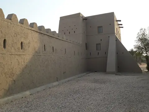 قصر المویجعی — قلعے کی بیرونی دیوار۔