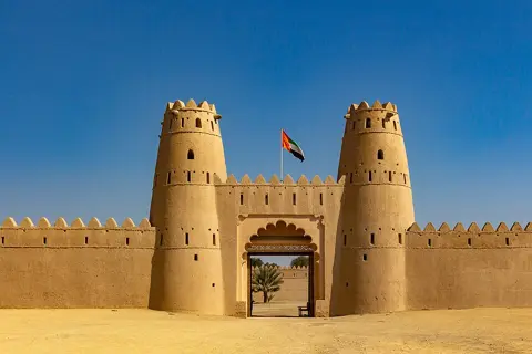 الجاهلی قلعہ — داخلی دروازے اور اس کی تعمیراتی تفصیلات کا قریبی منظر۔