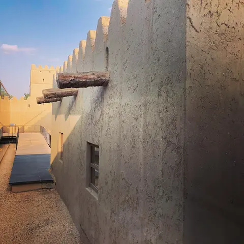 قصر المویجعی — بحال شدہ قلعے کے اندر منظر۔
