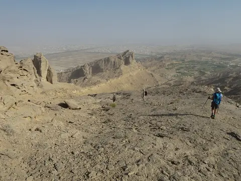 جبل حفیت — جبل حفیت پر پیدل سیاحوں کی تصویر؛ مجاز راستے استعمال کریں اور موجودہ رسائی جانچیں۔