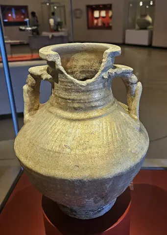 زاید قومی عجائب گھر — عجائب گھر کے دورے میں لیا گیا قدیم ایمفورا مرتبان کا عکس؛ نمائش بدل سکتی ہے۔