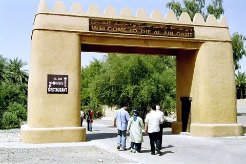 العین نخلستان — العین نخلستان میں زائرین کا داخلہ۔