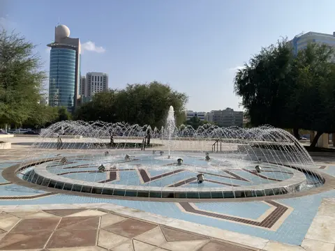 کلچرل فاؤنڈیشن کے باہر صحن میں فوارہ