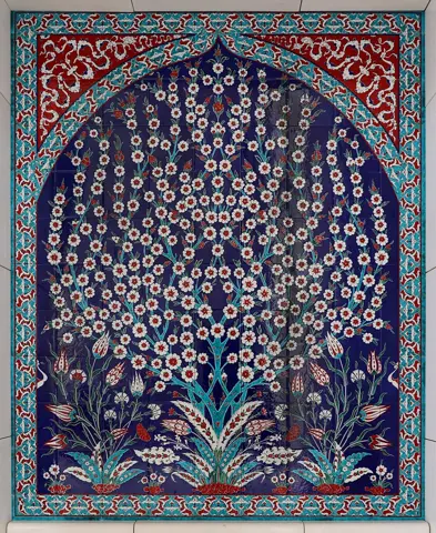 شیخ زاید جامع مسجد — مسجد کے آرائشی سرامک پینل دیکھیں۔
