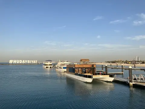 حدیریات کے آبی کنارے کے نشان کے پاس کشتیوں کا جیٹی