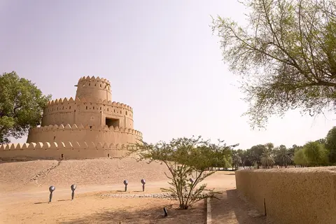 الجاهلی قلعہ — قلعے کا بیرونی منظر اس کی نمایاں مٹی کی تعمیر کا تعارف کراتا ہے۔