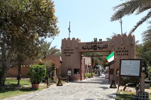 ابوظبی ہیریٹیج ولیج — ہیریٹیج ولیج کے اندر زائر کا منظر۔