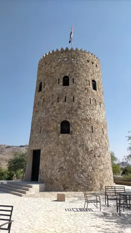 ایک اور زاویہ قلعے کی دیواریں اور بلند مقام دکھاتا ہے۔