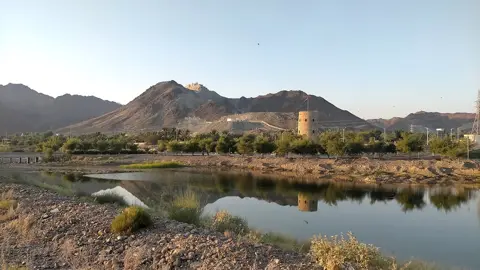 قلعہ وسیع وادی حذف اور پہاڑی منظر میں دکھائی دیتا ہے۔