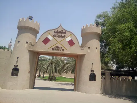 میوزیم کا داخلی راستہ عجمان کے بحال شدہ محل نما قلعے میں لے جاتا ہے۔