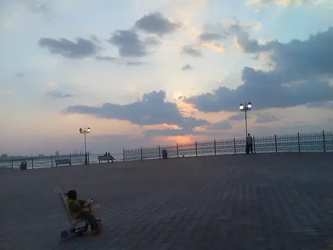 ساحل کے پاس پختہ واٹر فرنٹ کی 2009 کی ایک محفوظ پرانی تصویر۔