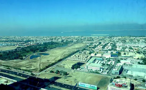 پارک کی وسیع سبز جگہ کی پرانی فضائی تصویر۔