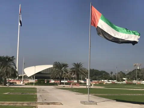 امارات کا پرچم اور عجائب گھر کی منفرد کم اونچی چھت
