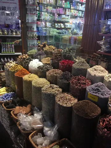 سوق کی دکان میں مصالحوں کی بوریاں اور شیلف۔