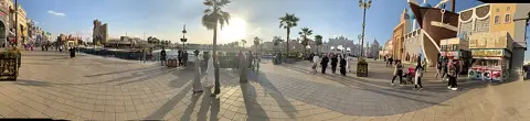 گلوبل ولیج کی ایک پیدل شاہراہ کا وسیع منظر