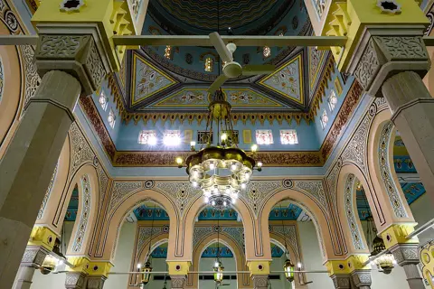 مسجد کے اندر آرائشی محرابیں اور چھت کی تفصیلات۔
