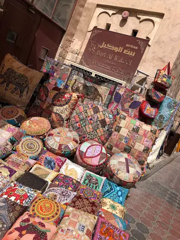 اسٹال پر آرائشی کپڑے اور یادگاری اشیا۔
