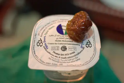 ثقافتی مرکز کے افطار پروگرام میں کھجوریں اور تواضع، تصویر 2012 میں لی گئی۔