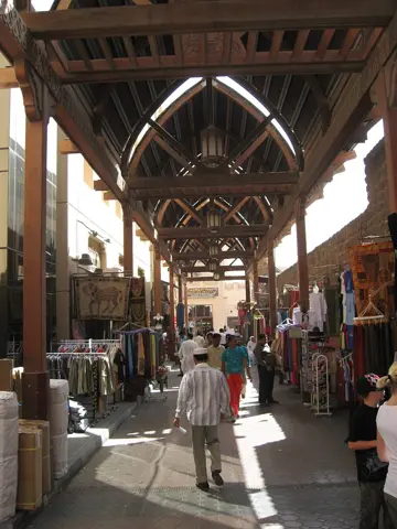 بازار کی لکڑی کی چھت والی خریداری کی گزرگاہ۔
