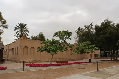 میوزیم کے بیرونی پیدل راستوں کے پاس بحال شدہ گھر