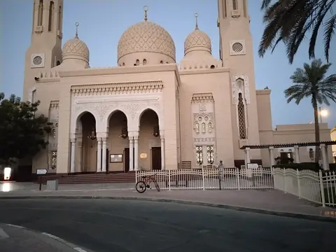 دن کی روشنی میں مسجد کا داخلی سامنے کا حصہ اور دو مینار۔