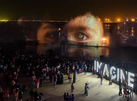 An archive IMAGINE performance at the mall’s waterfront