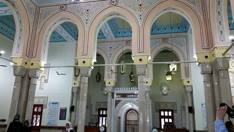 نماز ہال کے اندر محرابی کھڑکیاں اور ستون۔