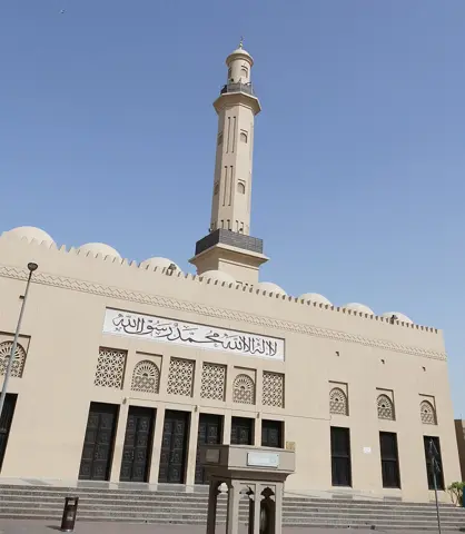 جامع مسجد کا مینار اور ہلکے رنگ کی بیرونی دیواریں