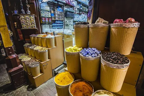 مصالحوں اور خشک اجزا کی بڑی بوریوں کی قطاریں۔
