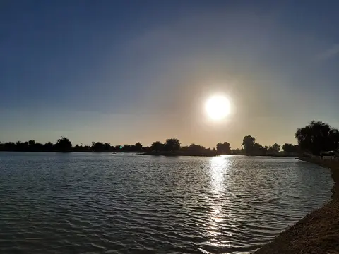 القدرہ کی ایک جھیل پر سورج کی روشنی جھلکتی ہے