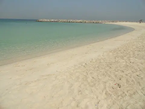 الممزر میں خمیدہ ریتلی خلیج اور صاف پانی