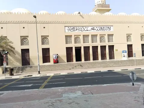 سڑک کے پار سے مسجد کے مدخل کا سامنے والا حصہ