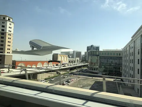 مال کی عمارتیں اور اندرونی سکی ڈھلان کا بیرونی حصہ۔