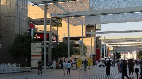 2021 کے اصل عالمی میلے کے دوران ایکسپو کے احاطے کی سایہ دار پیدل گلیاں