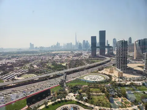 فریم کی مشاہداتی منزل سے پارک اور شہر کے افق کا منظر