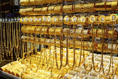 دکان کی کھڑکی میں سونے کے زیورات کی قطاریں