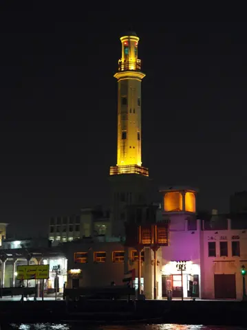 اندھیرا ہونے کے بعد روشن مینار