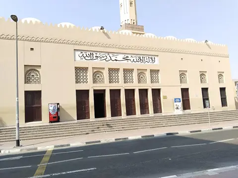 مدخلوں اور سجے سامنے والے حصے کا قریبی زاویہ