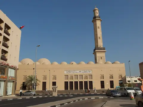 مسجد کا مینار بر دبئی کی گلیوں کے اوپر بلند ہے