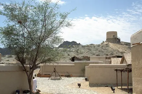 روایتی عمارتیں اور پہاڑی کی چوٹی پر نگرانی کا برج