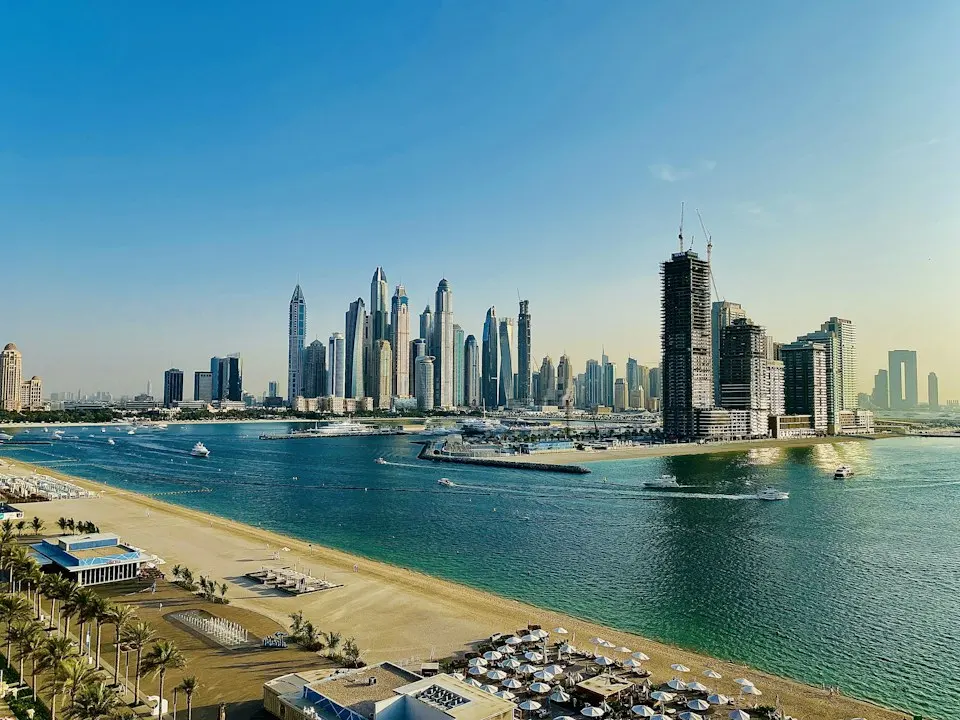 پام ویسٹ بیچ کا ساحل اور افق کی عمارتیں