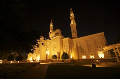 اندھیرا ہونے کے بعد روشن جمیرا مسجد۔