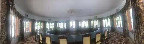 تاریخی اجلاس کا کمرہ، جہاں نشستیں دائرے میں ترتیب دی گئی ہیں