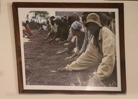 کافی میوزیم کے اندر دکھائی گئی تاریخی تصویر