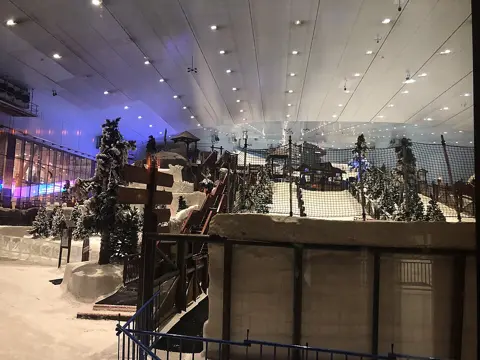 اندرونی برفانی سرگرمی کی طرف دیکھنے کی جگہ۔
